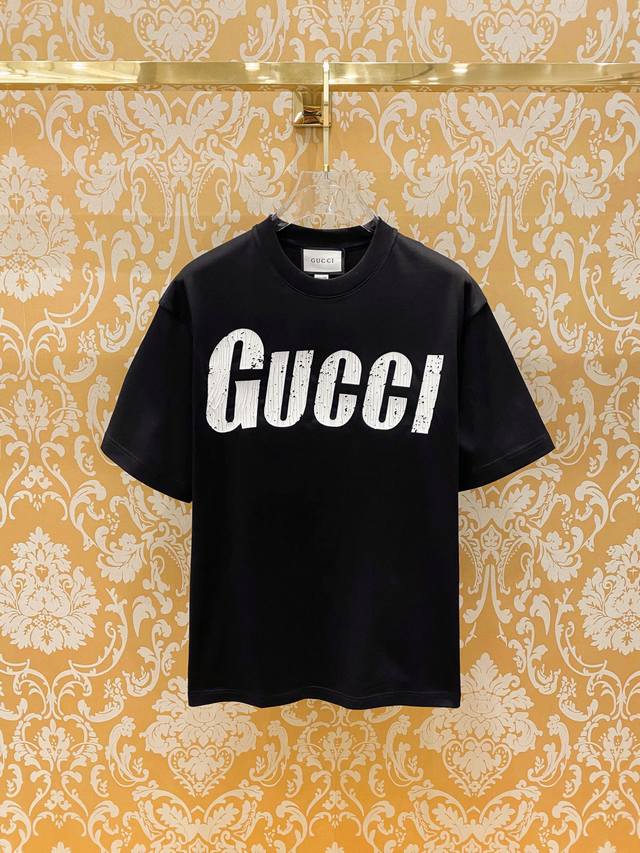 Gucci2024春夏新款首发专柜最新款短袖圆领t恤 高端订制 设计前卫时尚 品牌logo重工艺设计 高端定制丝光棉面料.手感柔软.穿着舒适.专柜级别精致车线.